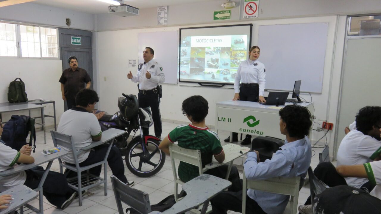 Tránsito enseña el Uso de la motocicleta de forma correcta a alumnos y alumnas de Conalep Los Mochis II