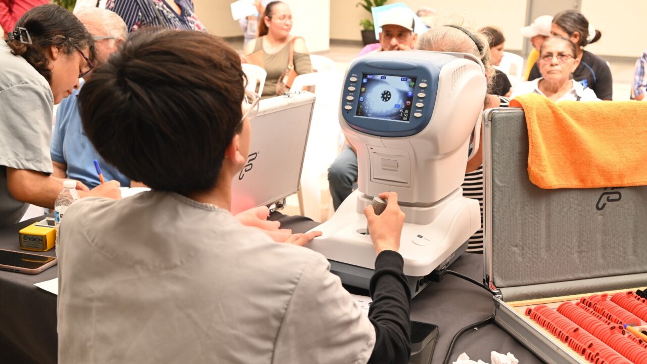 Fortalecen la salud visual con jornada gratuita de lentes de armazón en Juan José Ríos