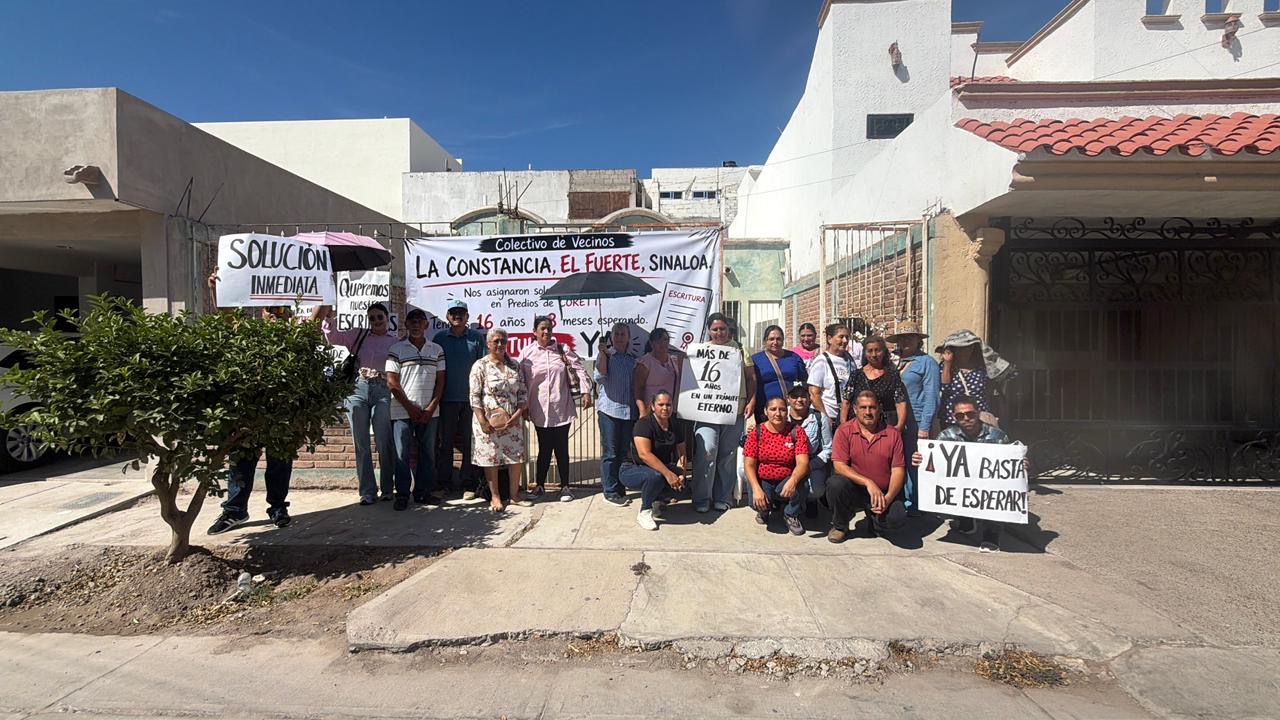 Habitantes de La Constancia se manifiestan en INSUS Los Mochis para exigir escrituras de terrenos donados en 2009
