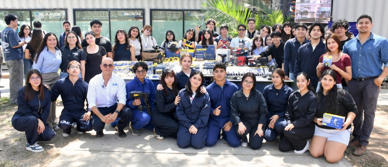 El Rector Jesús Madueña entrega equipo especializado a la Facultad de Arquitectura y Diseño de Mazatlán