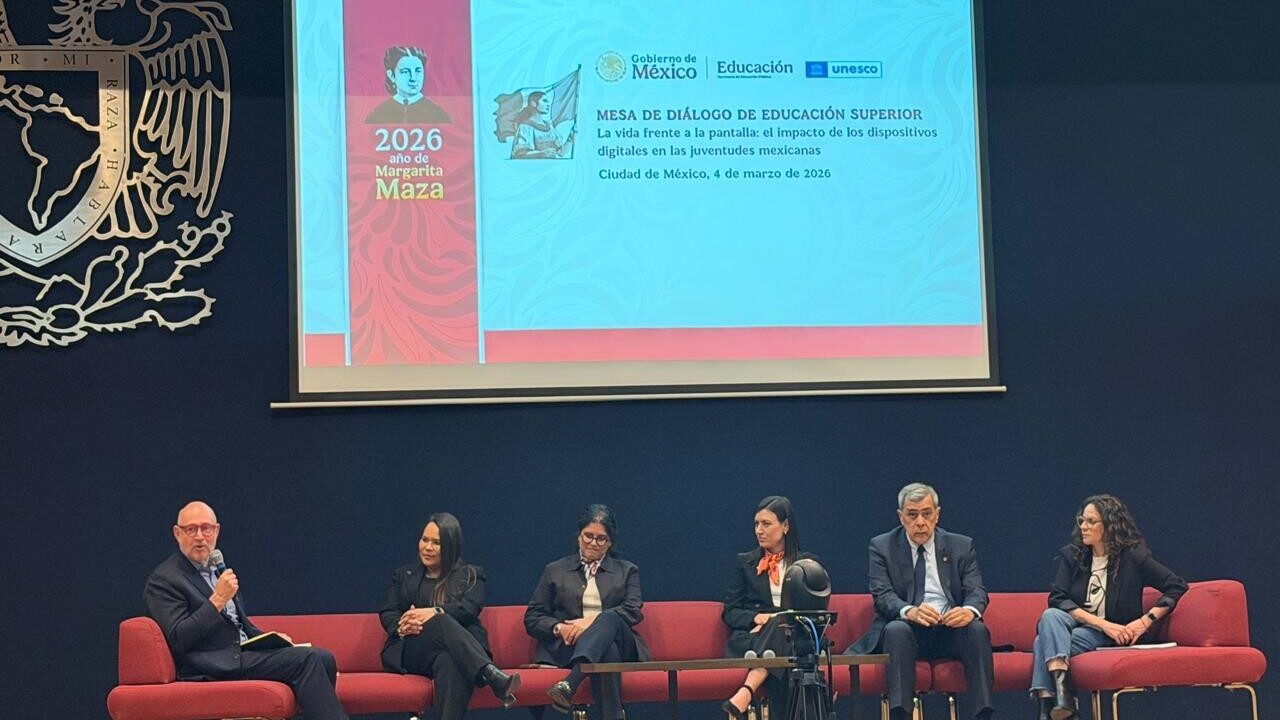El Rector Jesús Madueña participa en mesa de la SEP sobre el impacto de la era digital en las juventudes
