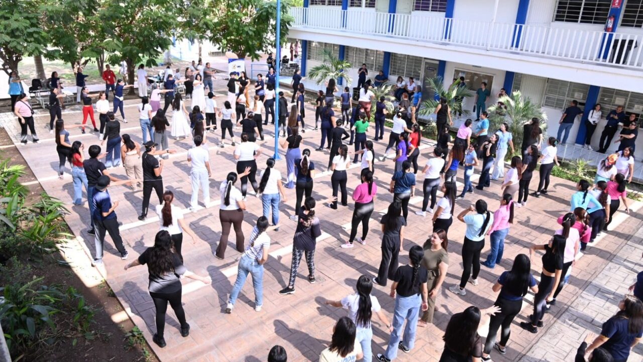 Bienestar Universitario y el IMSS implementan jornadas de yoga y pausas activas para la comunidad de la Facultad de Trabajo Social de la UAS
