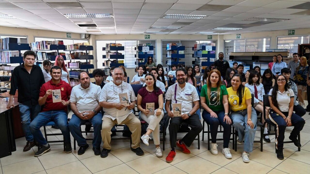 ¡Del recuerdo de infancia a la realidad! Editorial UAS Presenta “Bajo la sombra de las amapas” en la Preparatoria César Augusto Sandino