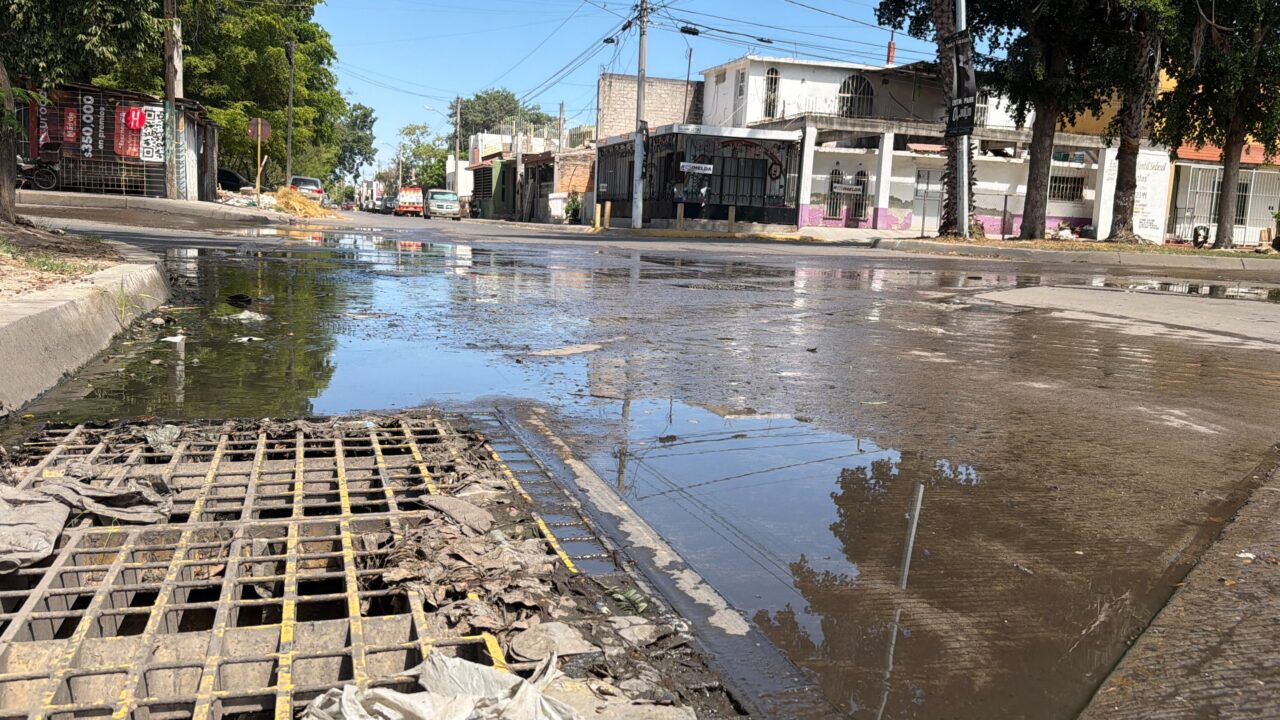 Fuga de aguas negras cumple más de dos años; vecinos de la colonia Texas exigen solución