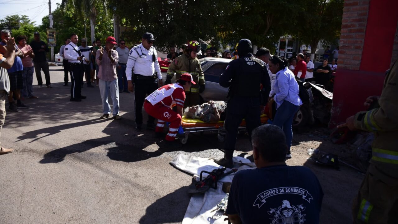 Bomberos rescatan a una familia que quedó prensada tras chocar
