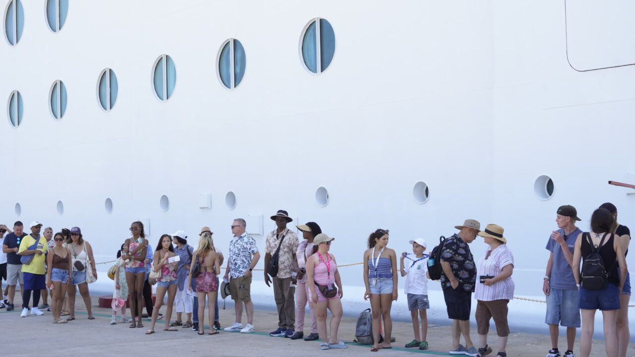 Más de 3 mil cruceristas llegan a Mazatlán a bordo del Navigator of the Seas