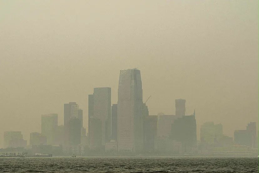 Más de 200 incendios forestales fuera de control en Canadá afectan la calidad del aire en EE. UU