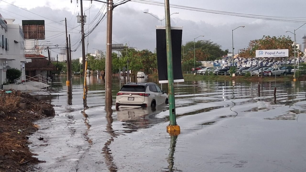 Mazatlán amanece bajo el agua tras intensa tormenta