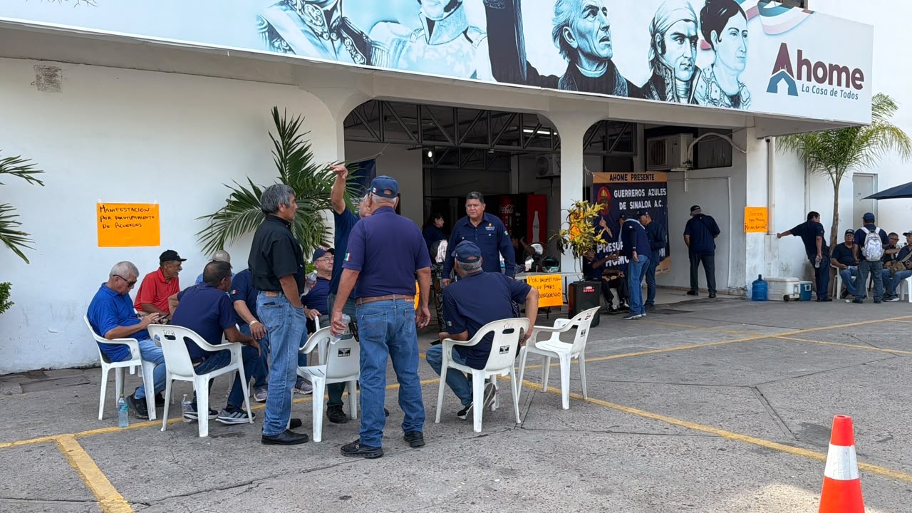 Jubilados inconformes por respuesta del alcalde permanecen en plantón frente al Ayuntamiento