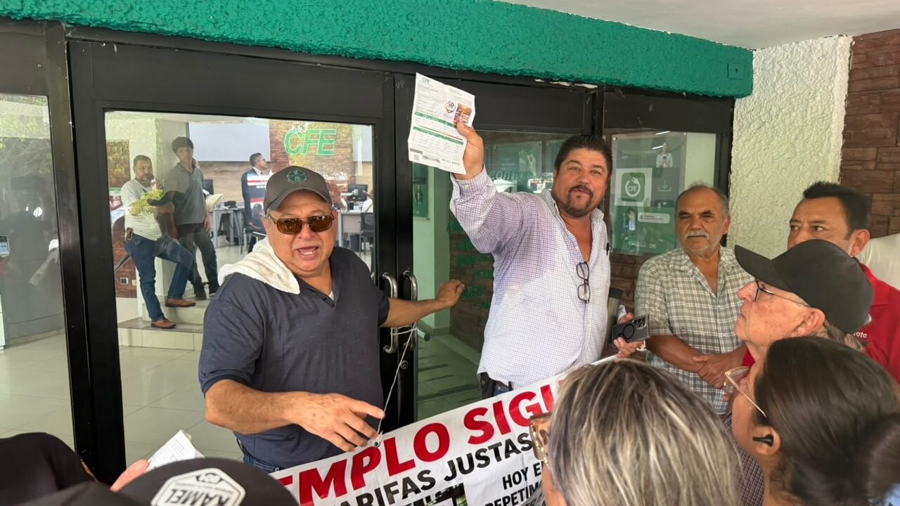 Ahomenses cierran puertas de CFE por cobros excesivos del servicio