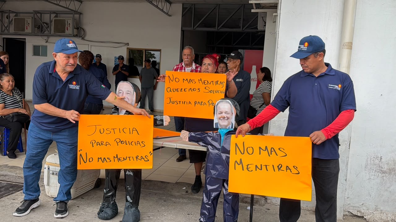 Policías jubilados cierran el Ayuntamiento de Ahome por incumplimiento de pagos