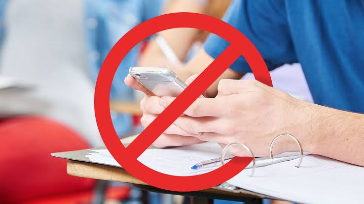 Francia prohíbe redes sociales a menores de 15 años