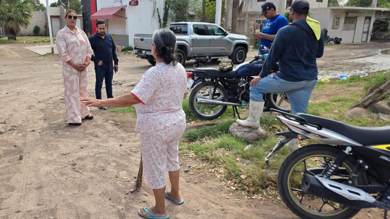 Supervisa personalmente la alcaldesa Evangelina Llanes reparación de fuga de agua en beneficio de la ciudadanía