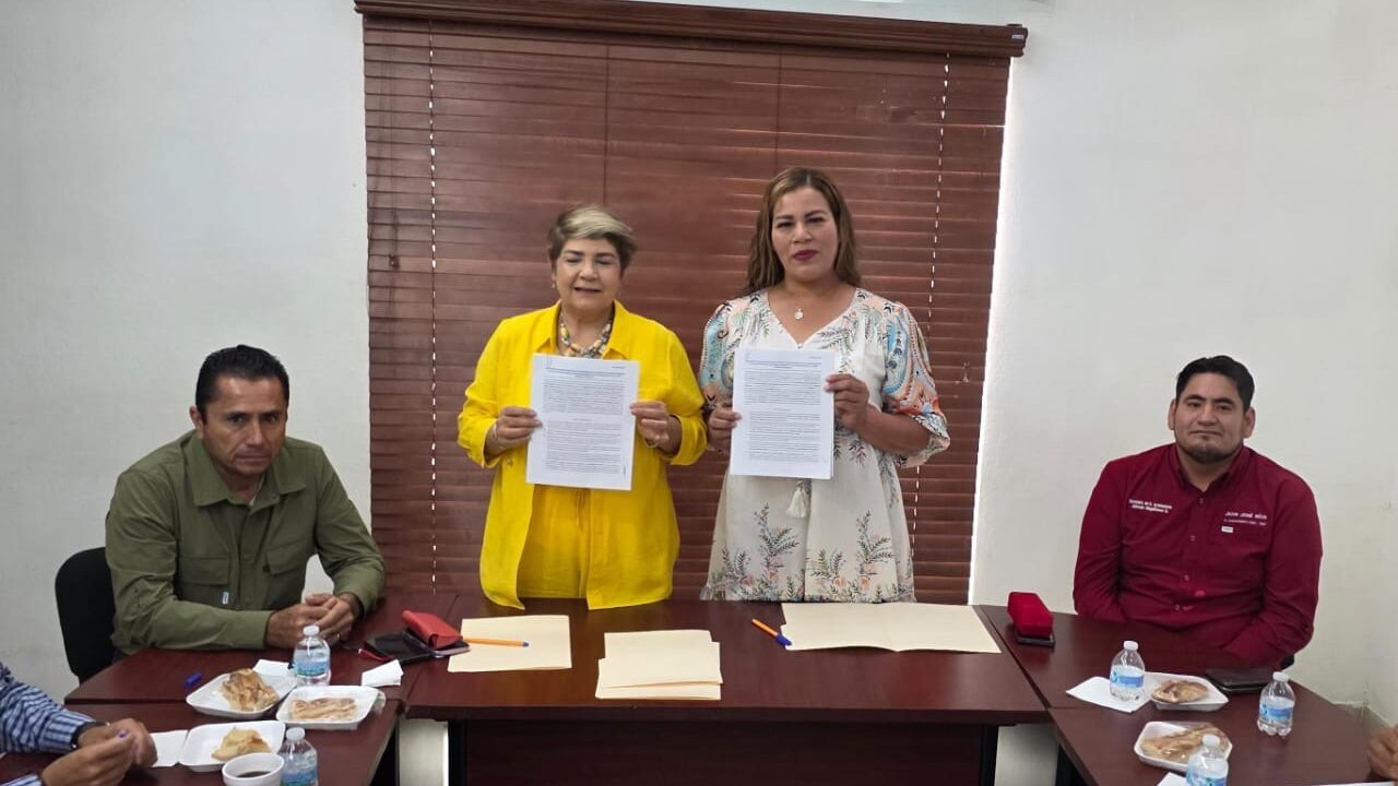Firma convenio Ayuntamiento de Juan José Ríos con la JUMAPAG
