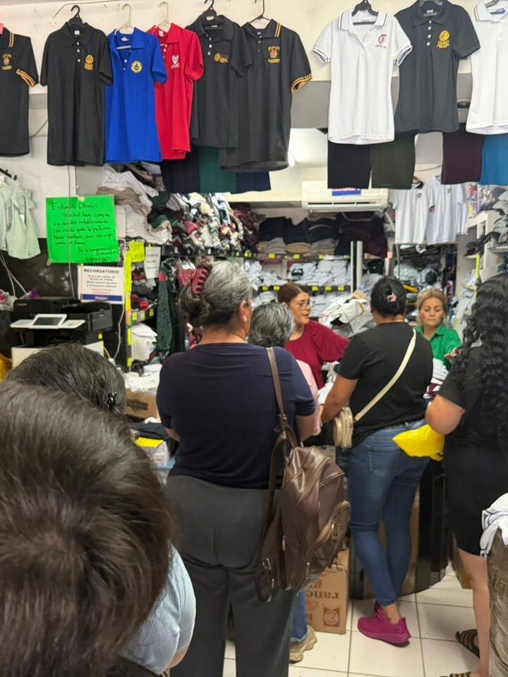 Disminuyen filas para el canje de uniformes con el inicio de clases en Ahome