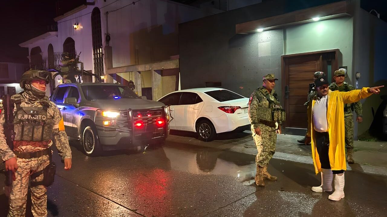 Protección Civil atiende reporte de 14 árboles caídos tras lluvias y fuertes vientos en Ahome
