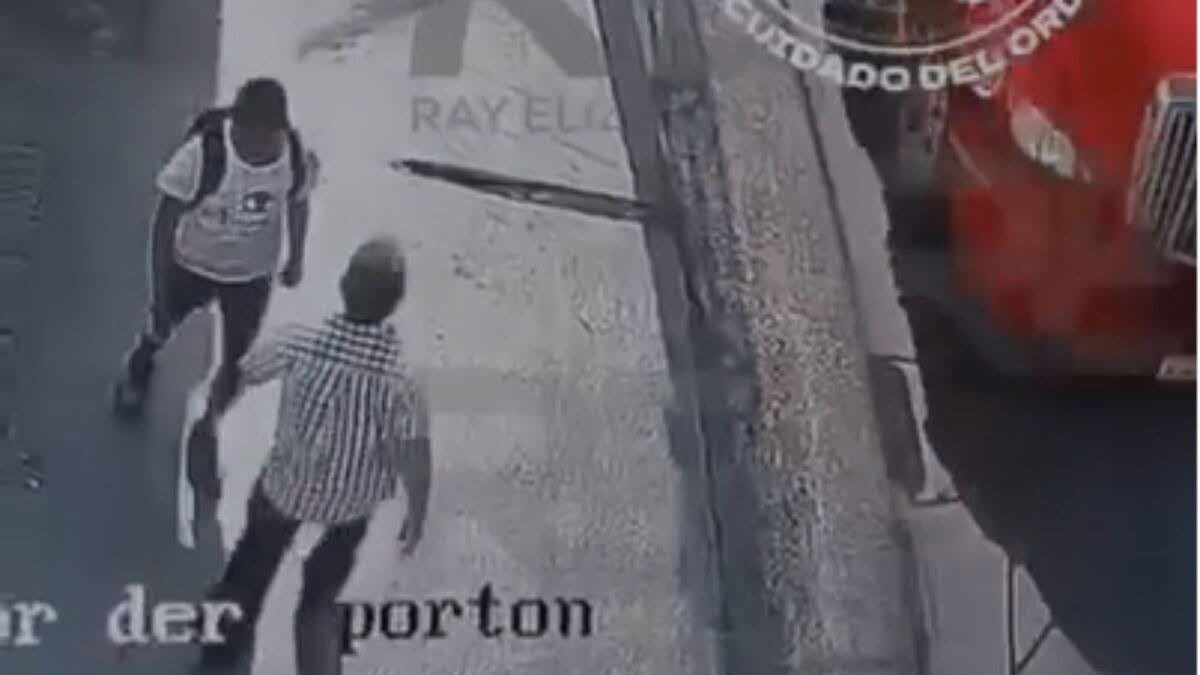 Buscan a hombre que empujó a adulto mayor hacia un tráiler
