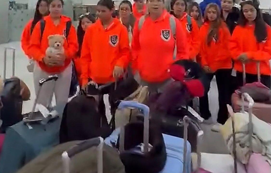 Estudiantes denuncian robo de equipaje tras vuelo de Volaris; aseguran que retiraron hasta tres kilos de cada maleta