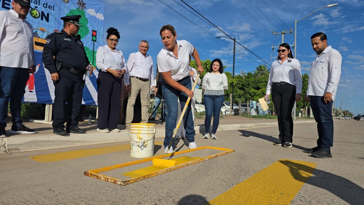 Ayuntamiento de Juan José Ríos conmemora el Día Mundial de Peatón con caminata de concientización y pinta de paso peatonal