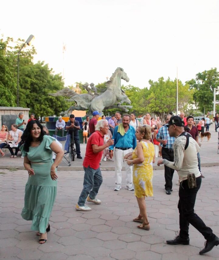 ¡Pura alegría y ritmo en una nueva edición de “Bailando en la Plaza”!