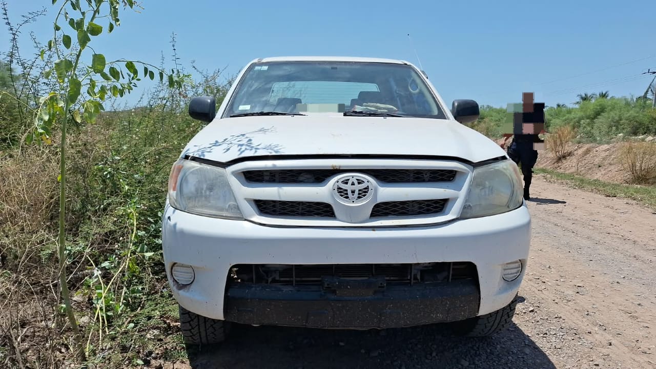 Localizan camioneta abandonada con reporte de robo en Los Mochis