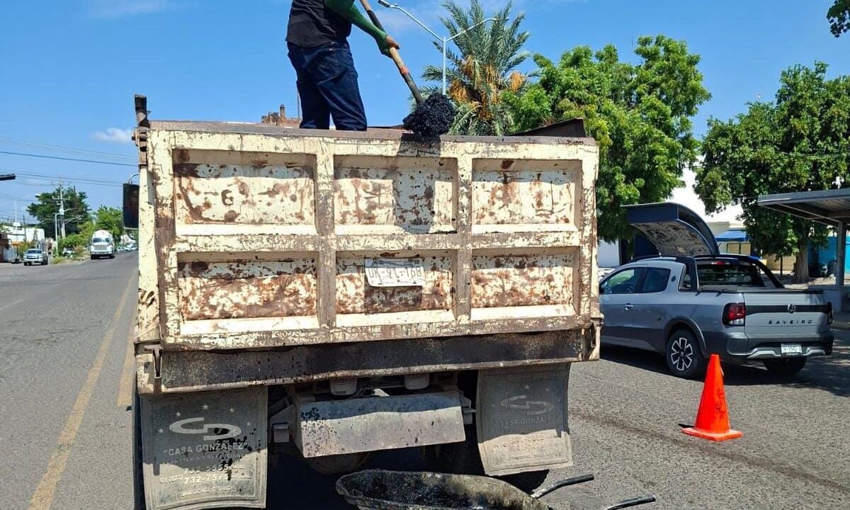 Obras Públicas mantiene bacheo diario en Ahome