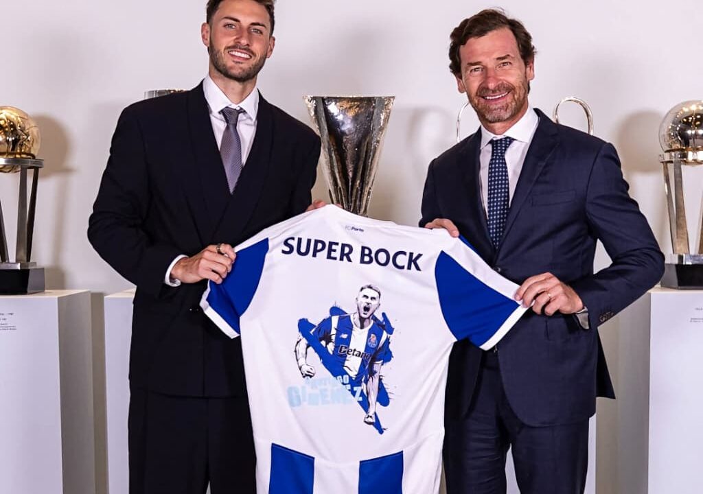 Santiago Giménez ya luce los colores del Porto