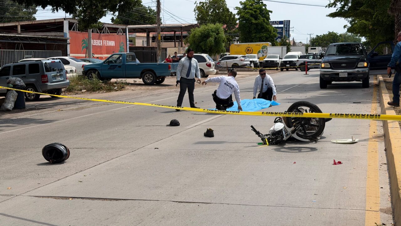 Motociclista de 18 años pierde la vida arrollado por una pipa en Los Mochis