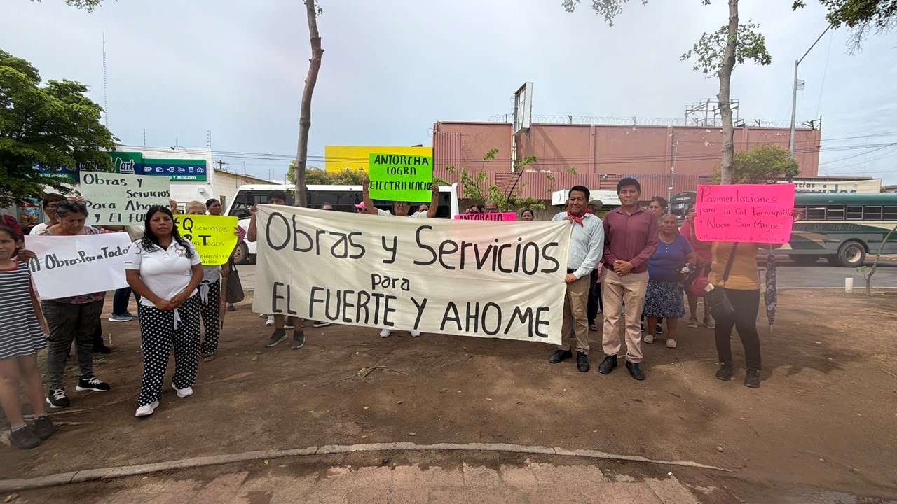 Con cadena humana protesta movimiento antorchista en Los Mochis