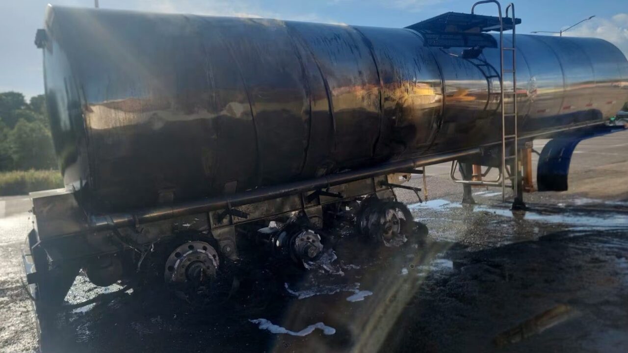 Pipa cargada con 12 toneladas de aceite comestible se incendia en la México 15