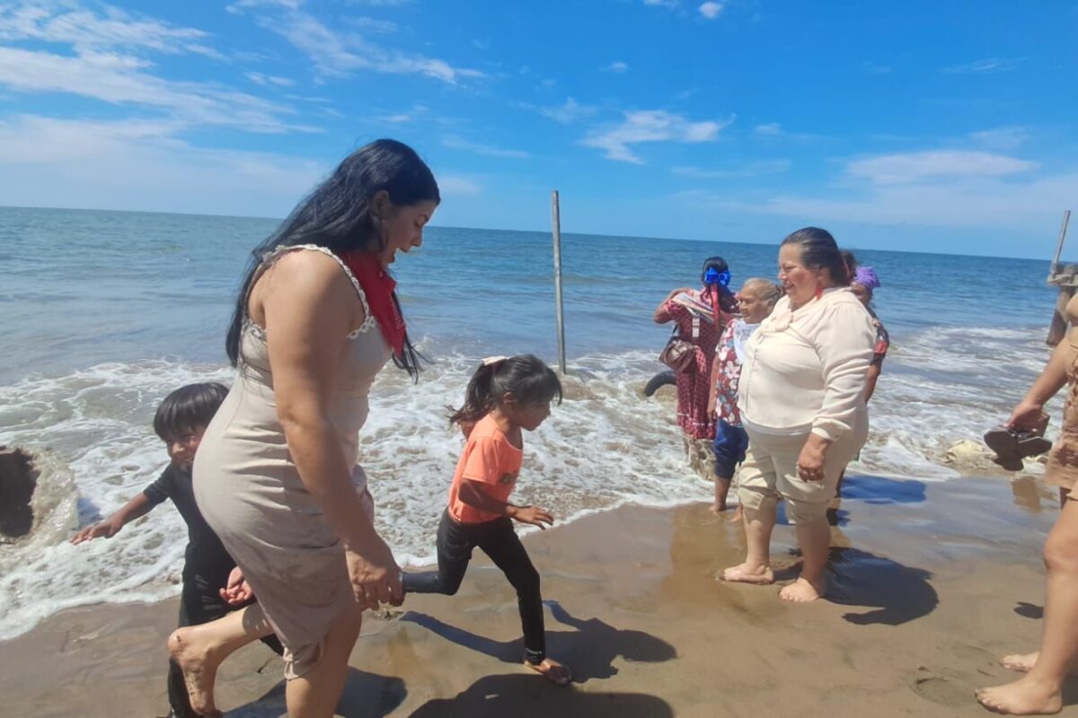 Familias indígenas de Choix cumplen el sueño de conocer el mar por primera vez