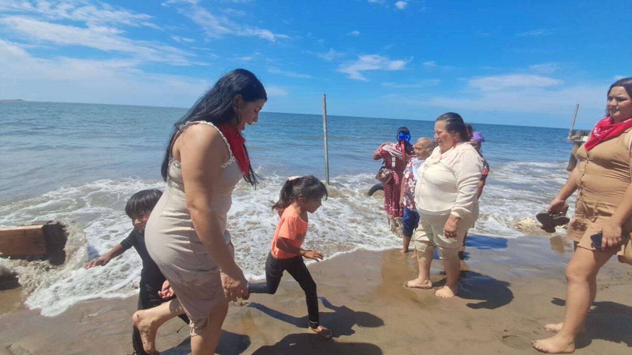 Familias indígenas de Choix cumplen el sueño de conocer el mar por primera vez