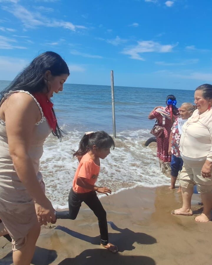 Familias indígenas de Choix cumplen el sueño de conocer el mar por primera vez