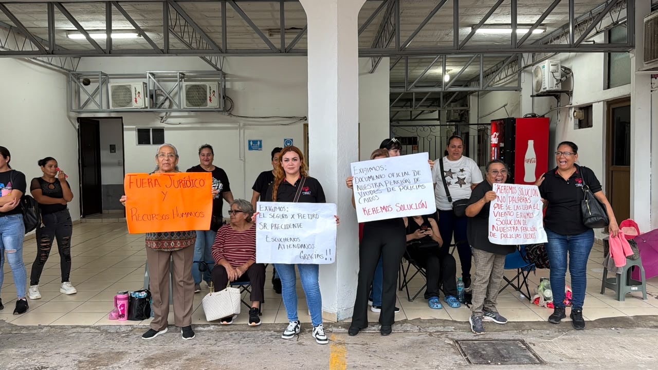 Viudas de policías caídos bloquean Ayuntamiento de Ahome por falta de soluciones