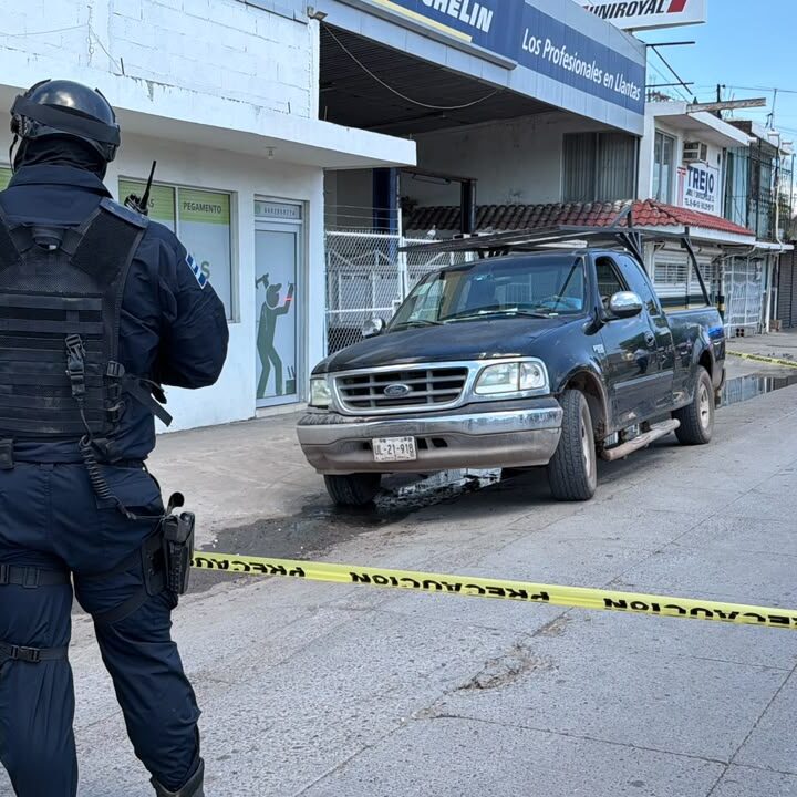 Localizan a hombre sin vida dentro de una camioneta en Los Mochis 