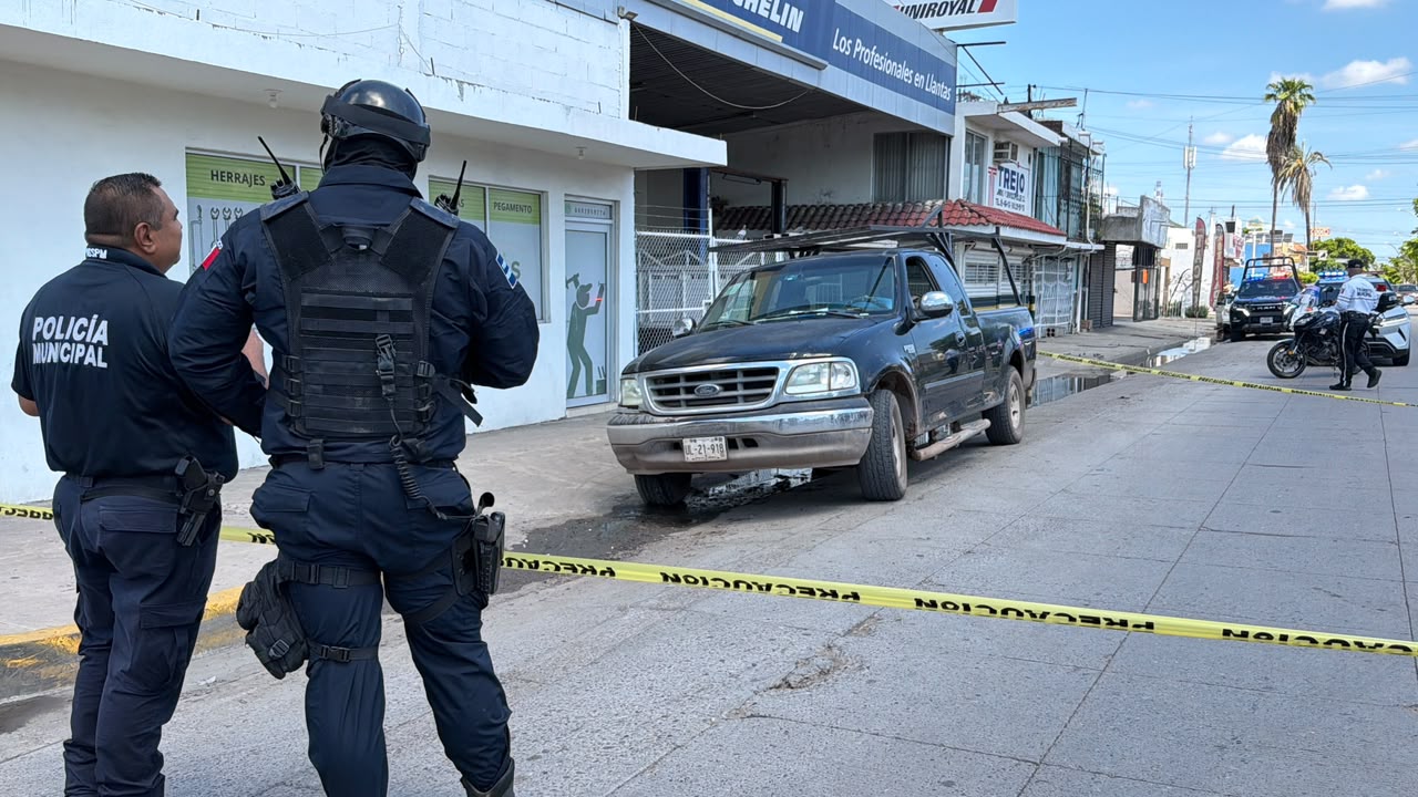 Localizan a hombre sin vida dentro de una camioneta en Los Mochis