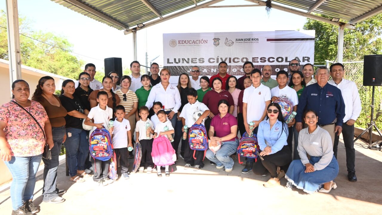 Encabeza alcaldesa Evangelina Llanes Carreón acto cívico en escuela primaria CONAFE de Cerro Batequis