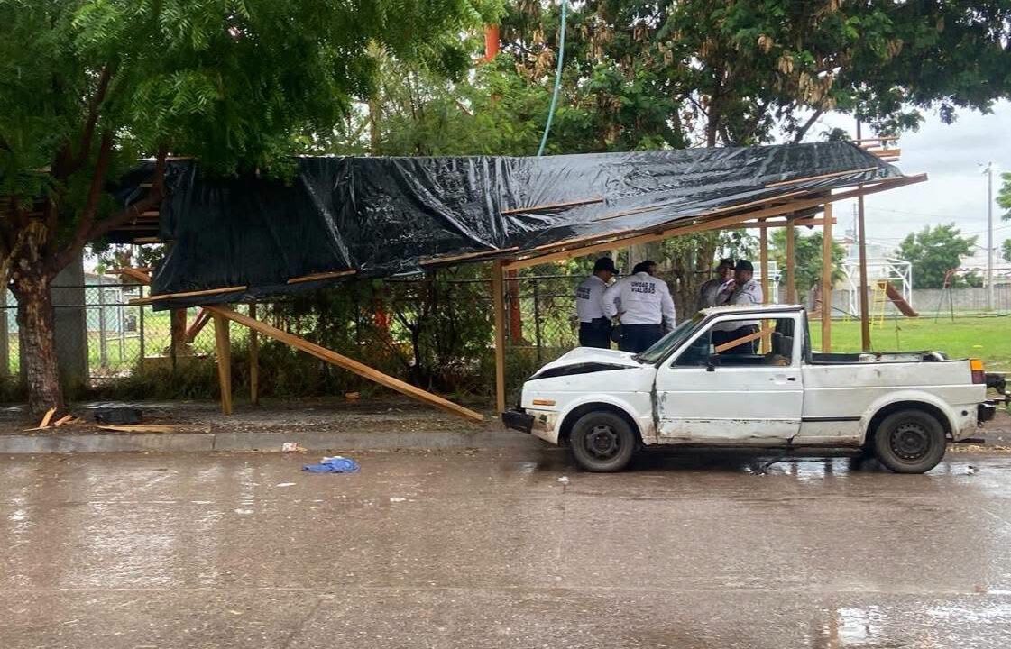 Fallece adulto mayor tras presunto infarto y choque contra un árbol en Los Mochis
