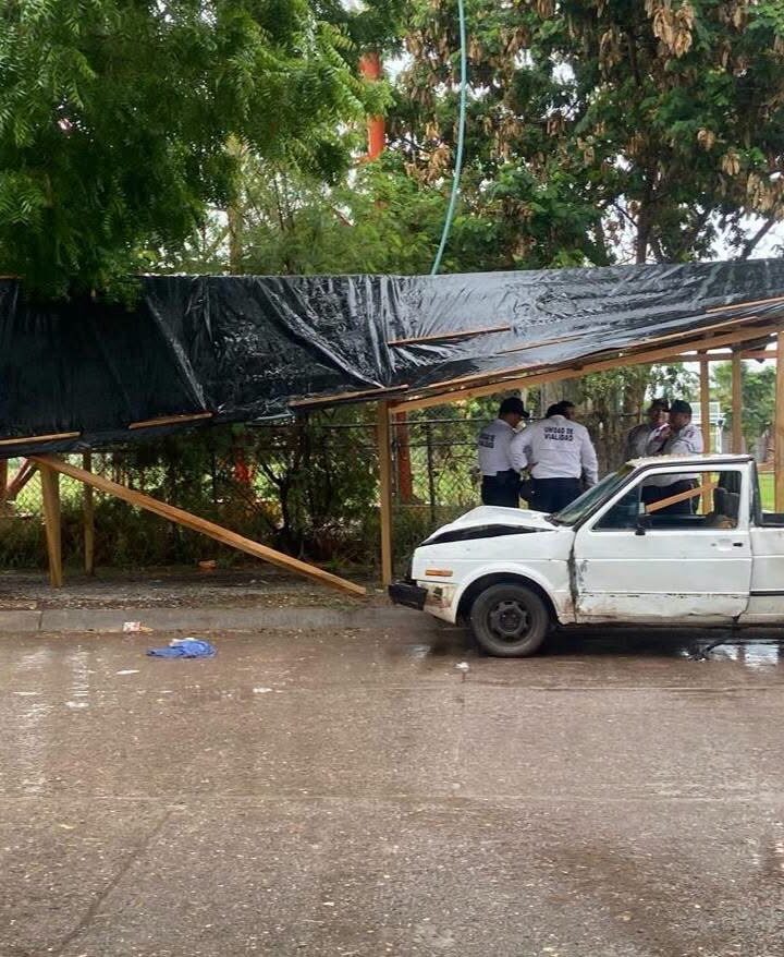 Fallece adulto mayor tras presunto infarto y choque contra un árbol en Los Mochis