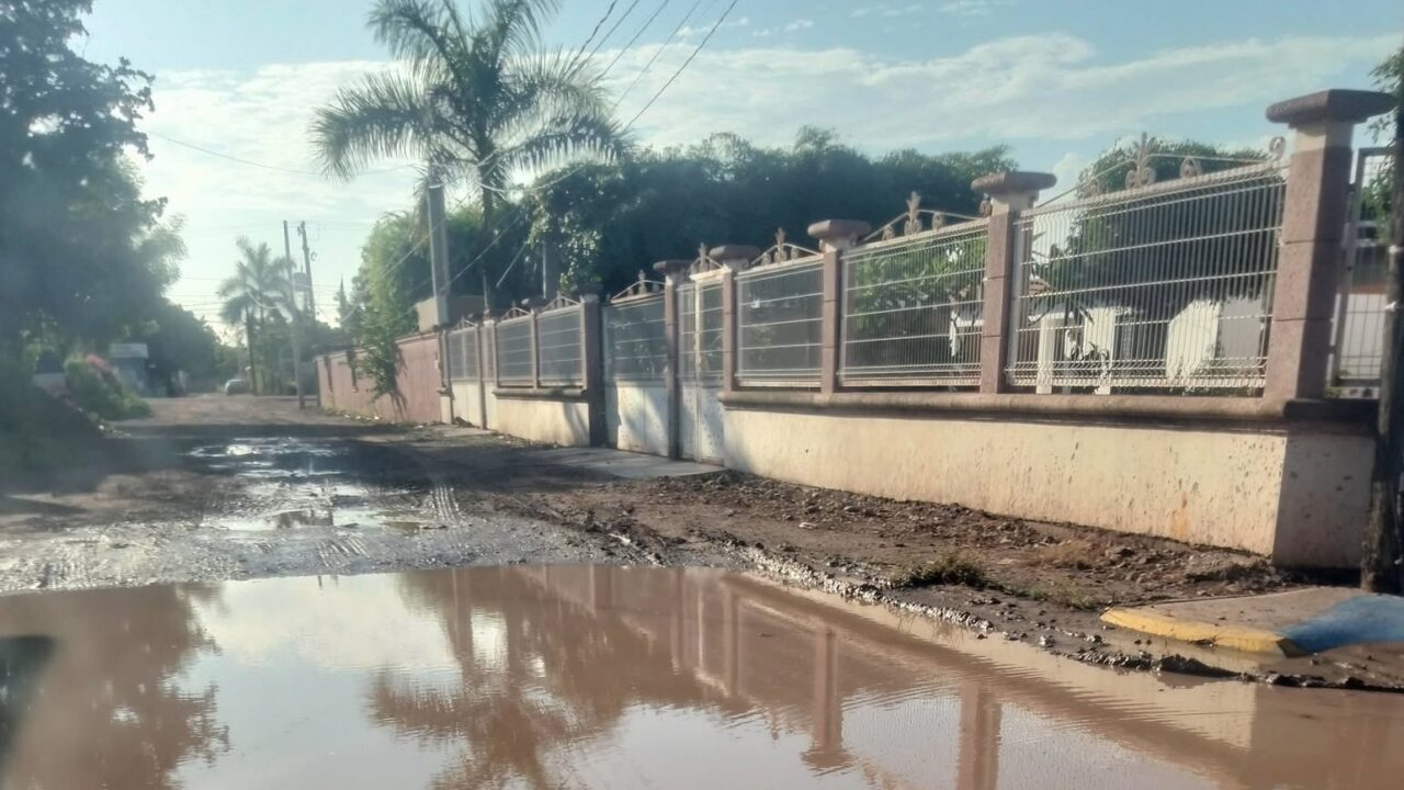¡Vecinos desesperan! Calles intransitables en el ejido Flores Magón