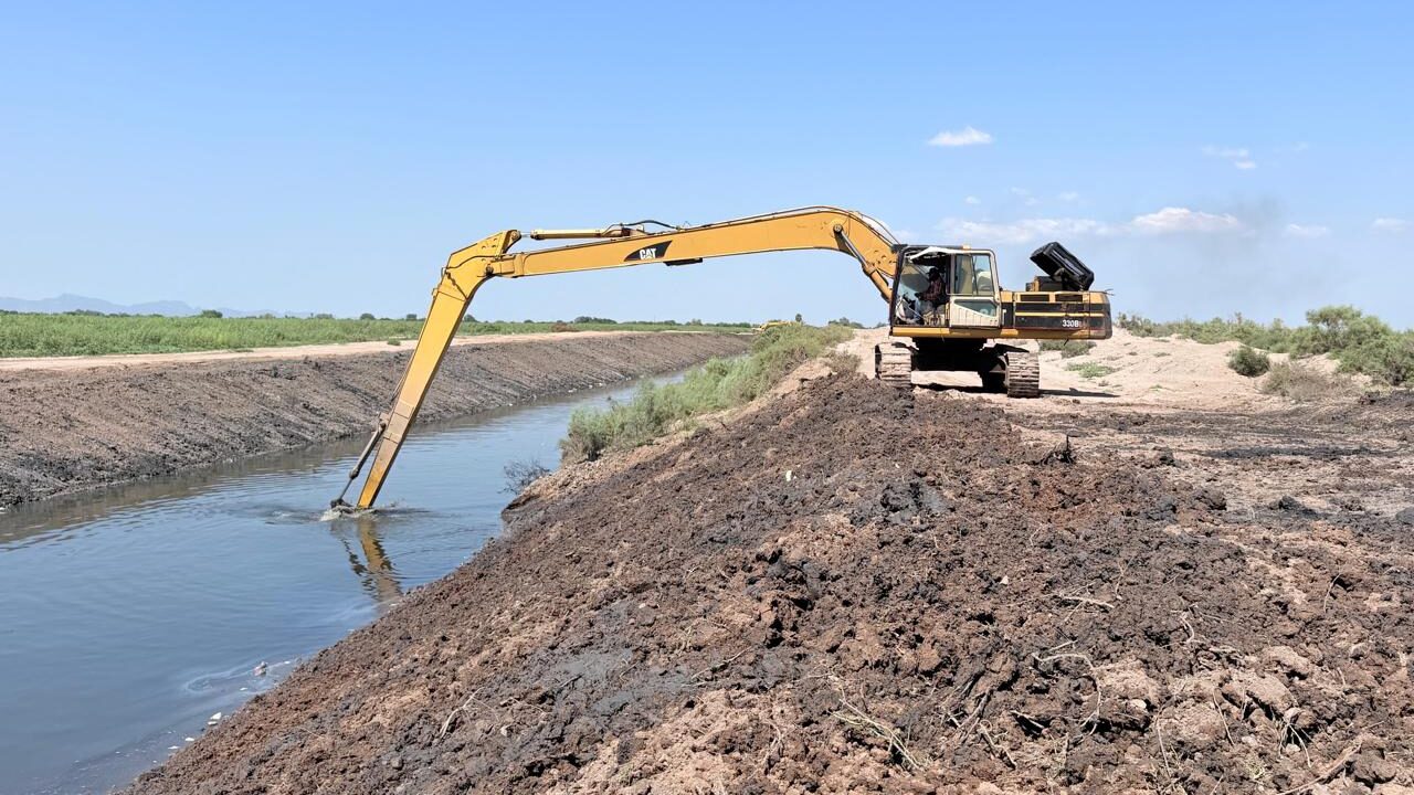 “Se desazolvan en promedio 150 metros lineales diarios del Dren Juárez al sur”: Alcalde Menéndez.