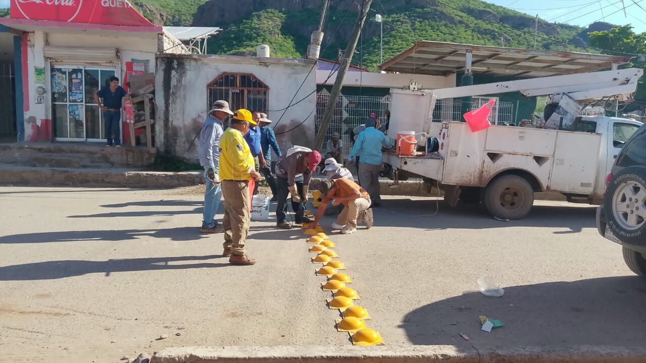 Colocan reductores de velocidad en la calle principal de la Sindicatura de el Cerro Cabezón