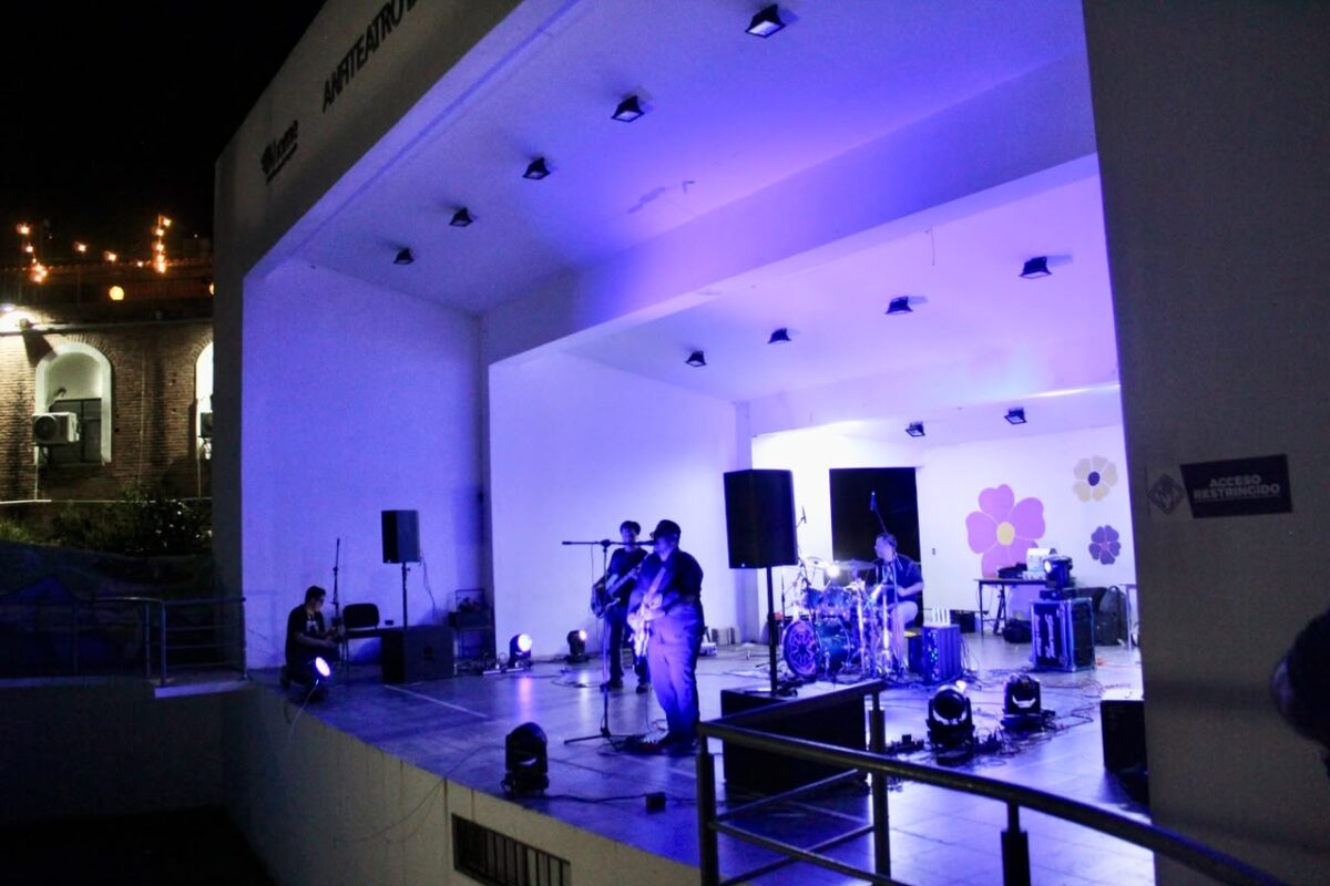 ¡El rock volvió con Riveiro al Anfiteatro!