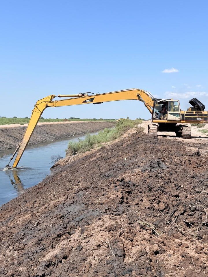 Gobierno de Ahome continúa sumando obras sociales como alumbrado y pavimento en zonas rural y urbana