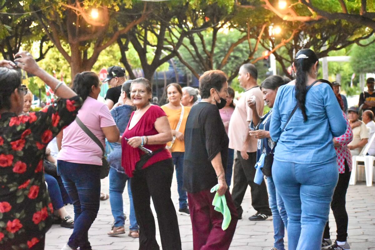 ¡La Plaza Solidaridad se llena de música y alegría con “Bailando en la Plaza”!