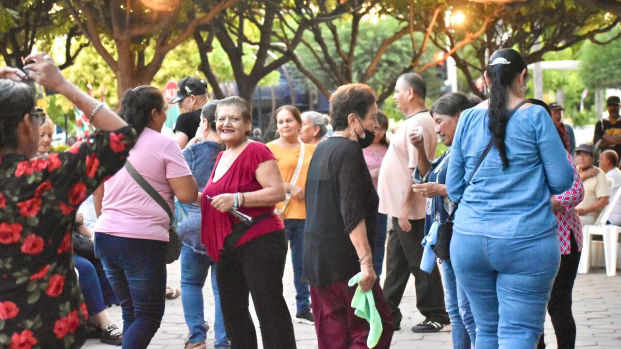 ¡La Plaza Solidaridad se llena de música y alegría con “Bailando en la Plaza”!