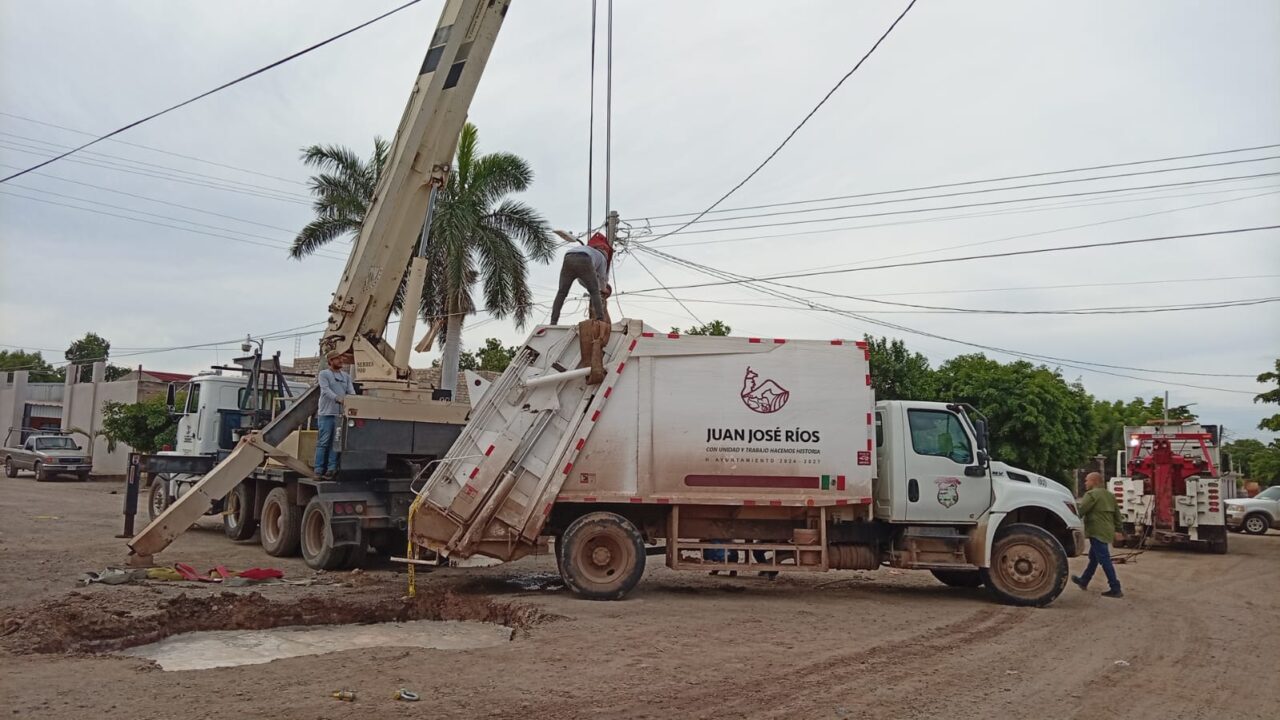 Gobierno de Juan José Ríos realiza trabajos para retiro de camión recolector y atiende socavón 