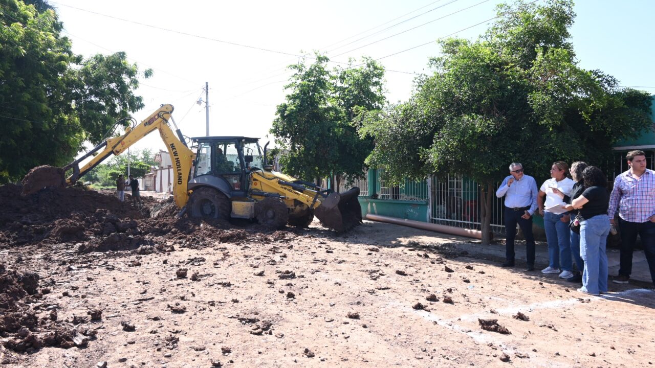Gobierno Municipal supervisa avances de obras de drenaje y puente peatonal en Juan José Ríos.