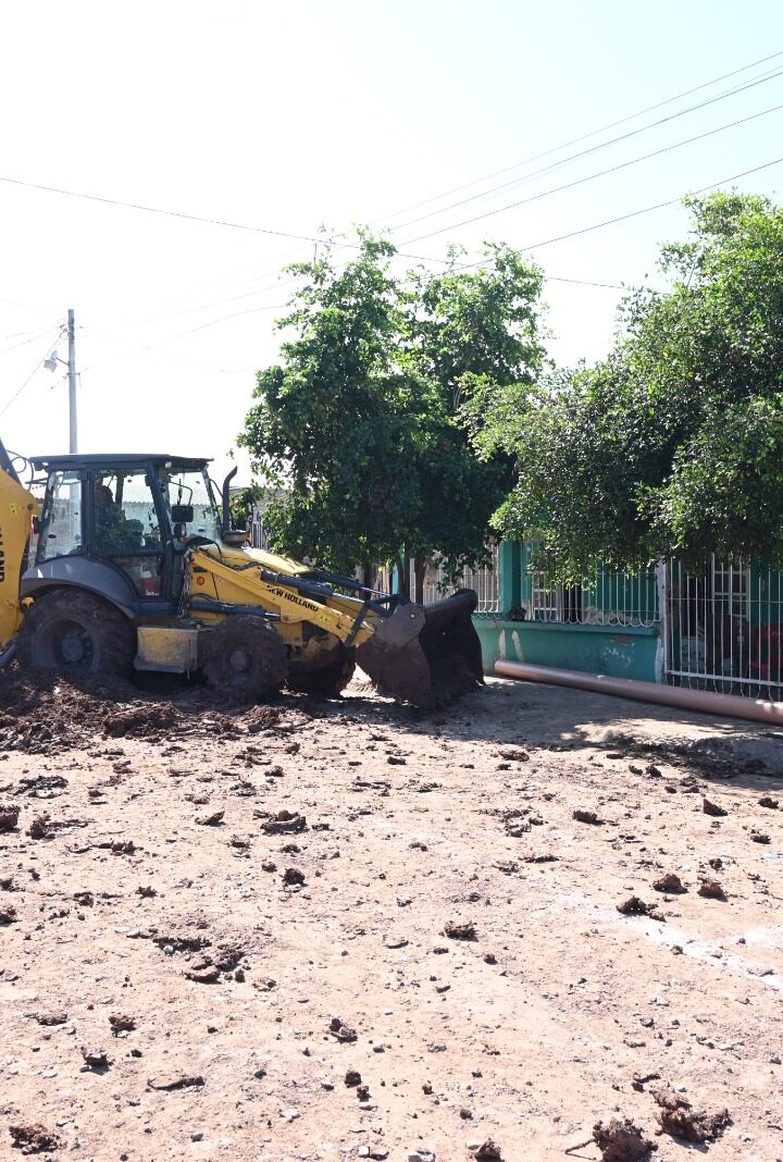 Gobierno Municipal supervisa avances de obras de drenaje y puente peatonal en Juan José Ríos.