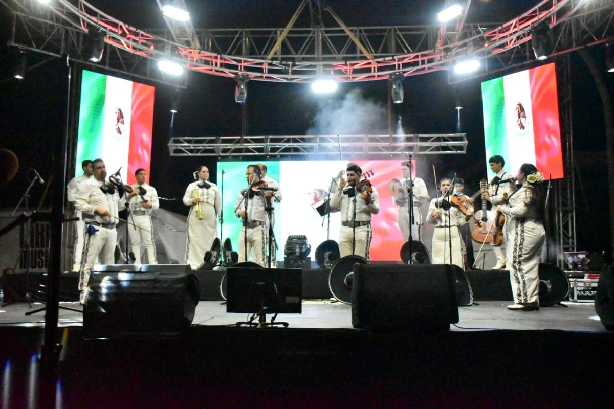 Música, danza, mariachi y fuegos artificiales dan cierre a las Fiestas Patrias